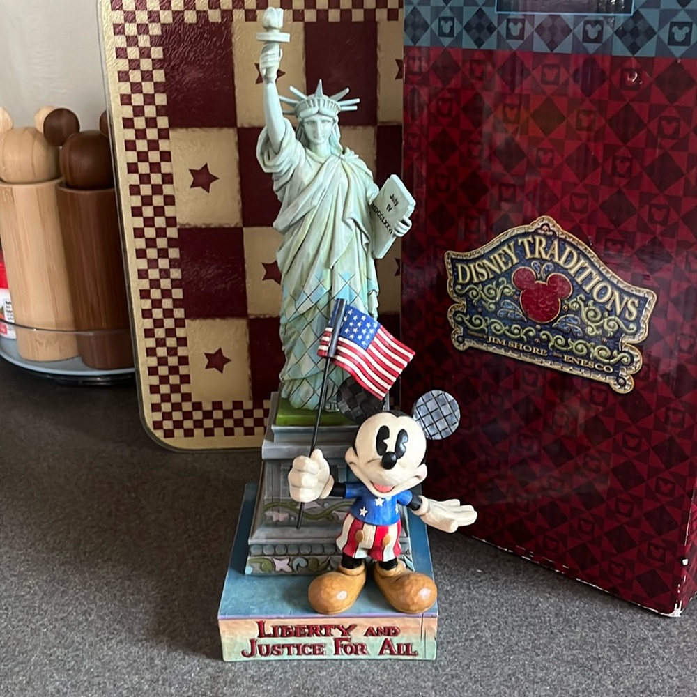 Jim Shore and Enesco Disney Traditions “Liberty and Justice for All”.